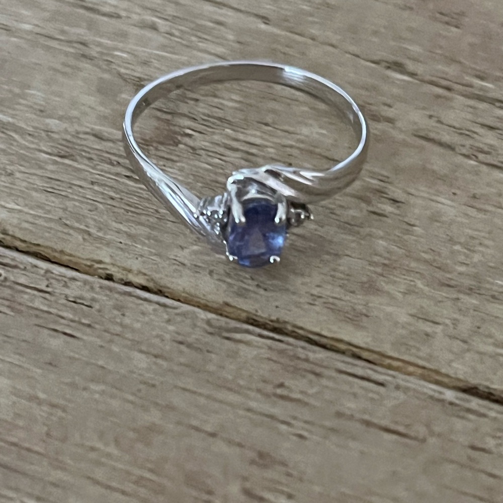 Elegant Silver Ring with Tanzanite stone - Picture 3 of 4